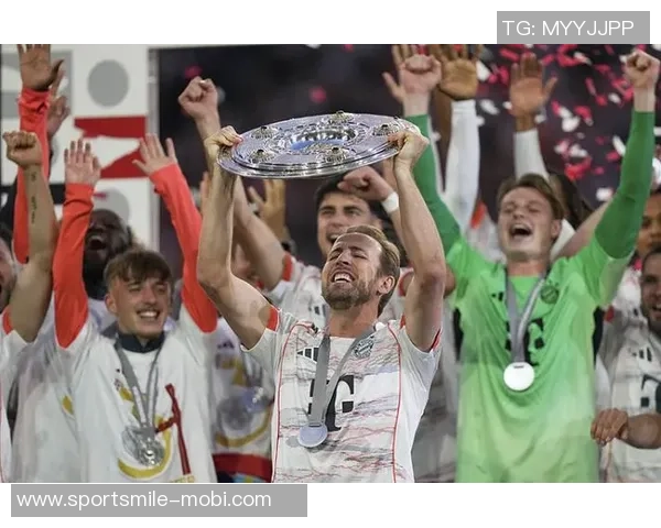 拜仁官方宣布凯恩等六名球员荣获上赛季德国最佳阵容奖杯 拜仁官方宣布凯恩等六名球员荣获上赛季德国最佳阵容奖杯